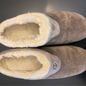 Women’s Merrell suede winter slide on lined shoe. Size 9.
